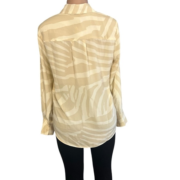 3/$30 🍂 H&M Beige and White Patterned Collared Shirt - Picture 8 of 10